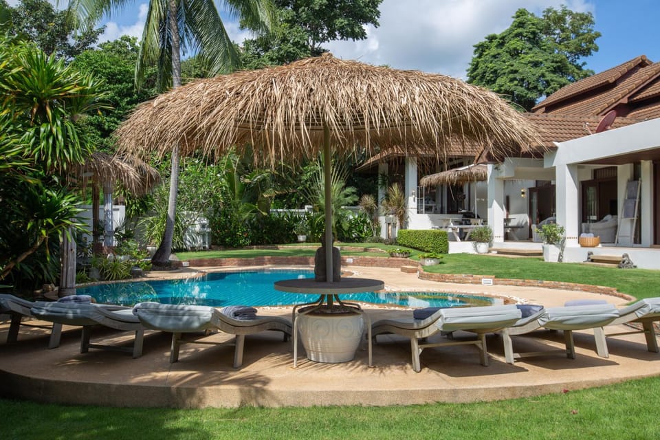 Property building, Swimming pool, sunbed