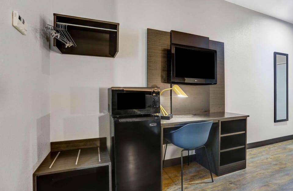 TV and multimedia, Seating area, Bedroom, microwave