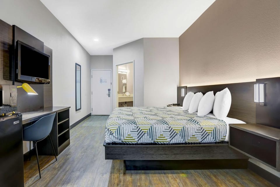 Photo of the whole room, Seating area, Bedroom