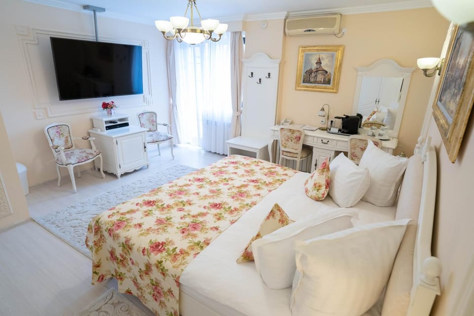 Bed, TV and multimedia, Photo of the whole room, Seating area, Bedroom