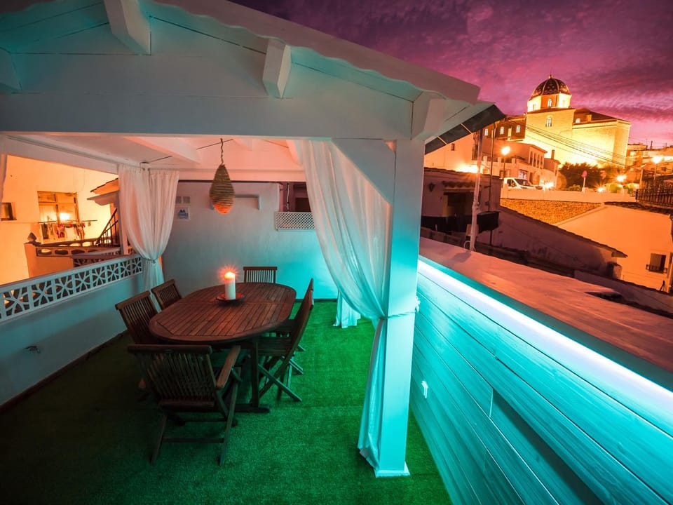Balcony/Terrace, City view, Landmark view, Mountain view, Street view