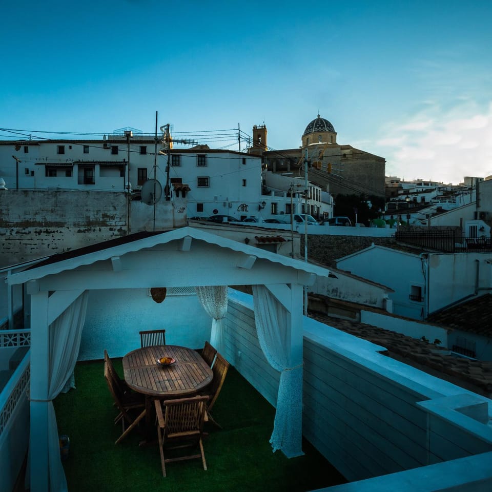 Balcony/Terrace, City view, Landmark view, Mountain view, Street view