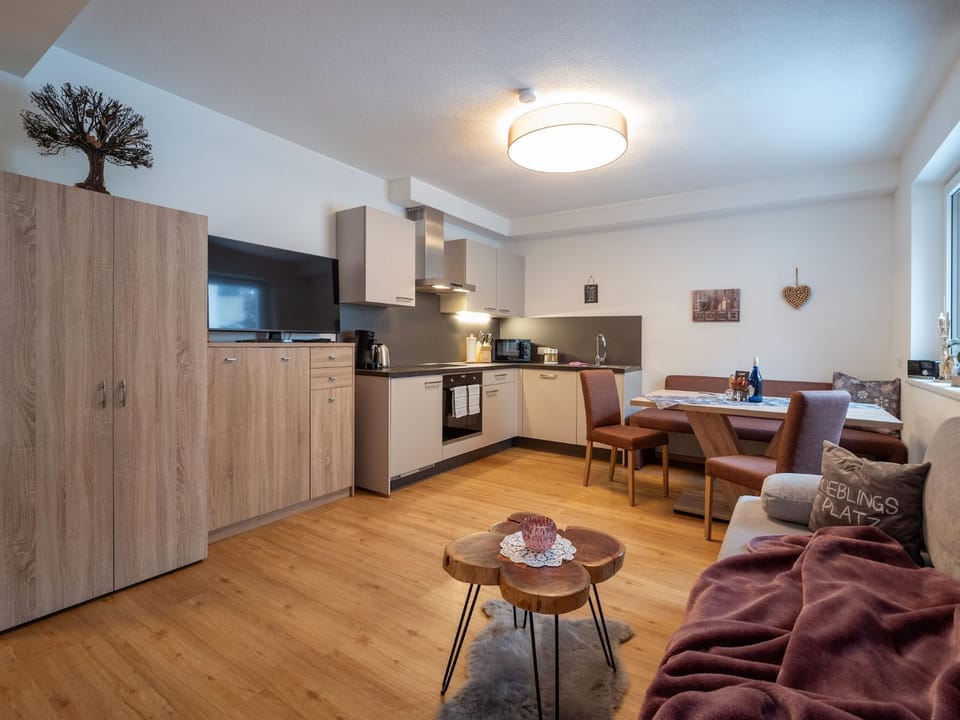 TV and multimedia, Kitchen or kitchenette, Living room, Seating area, Dining area, stove