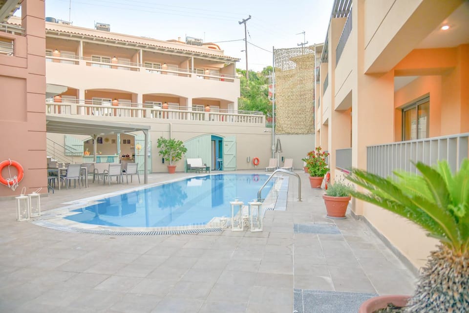 Property building, Lounge or bar, Swimming pool