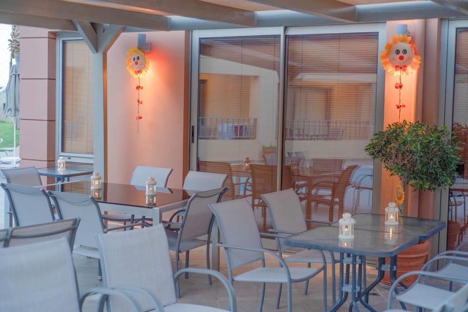 Restaurant/places to eat, Lounge or bar