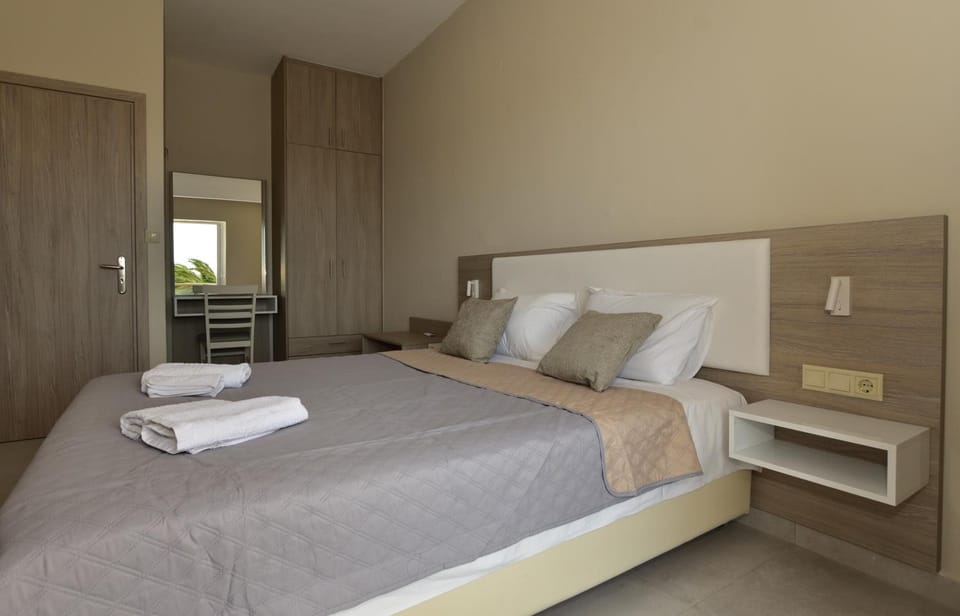 Flisvos Rooms Apartment in Crete