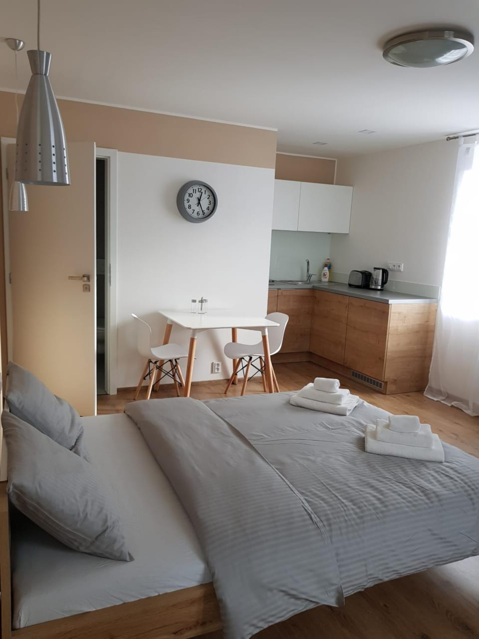 Bed, Kitchen or kitchenette, Living room, Seating area, Dining area, Bedroom