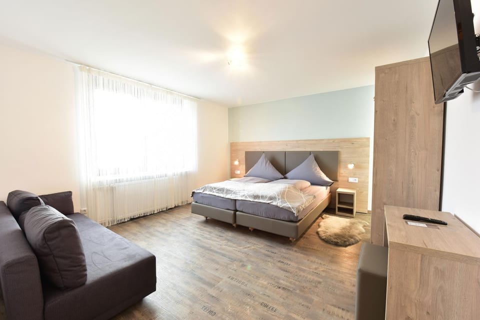 Bed, TV and multimedia, Photo of the whole room, Bedroom