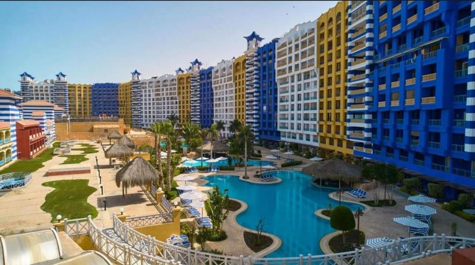 Property building, Day, Pool view, Swimming pool, sunbed