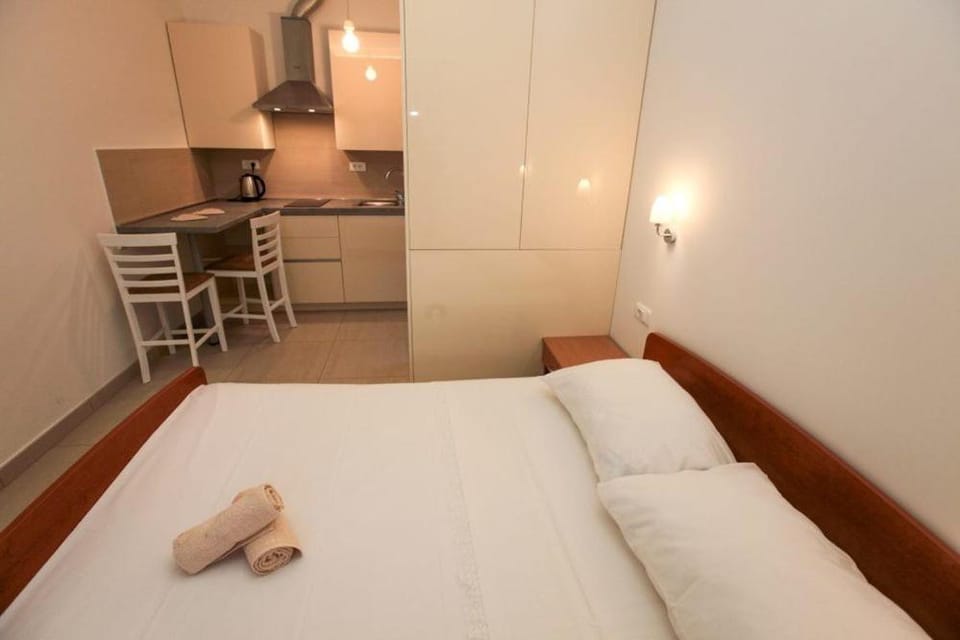 Bed, Photo of the whole room, Seating area, stove