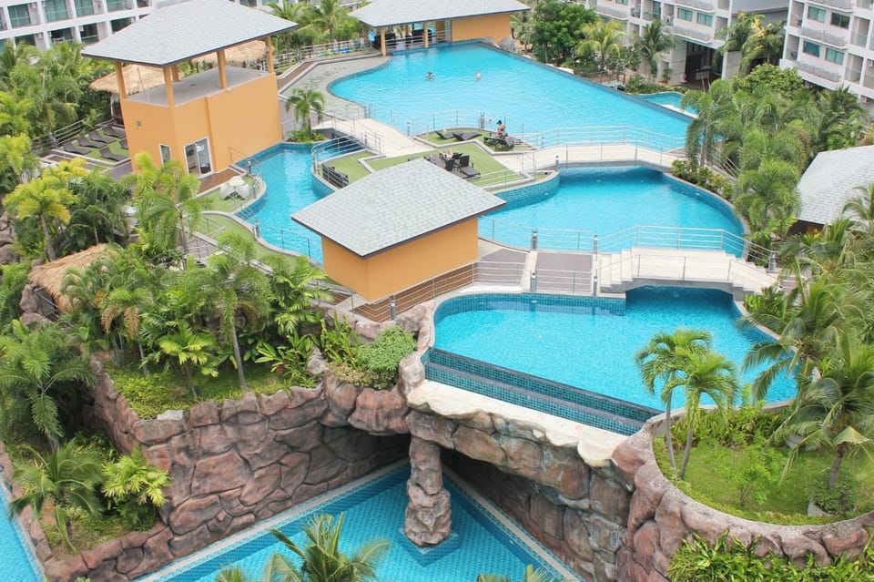 Laguna Beach Resort 3 Maldives Luxe Apartment in Pattaya City