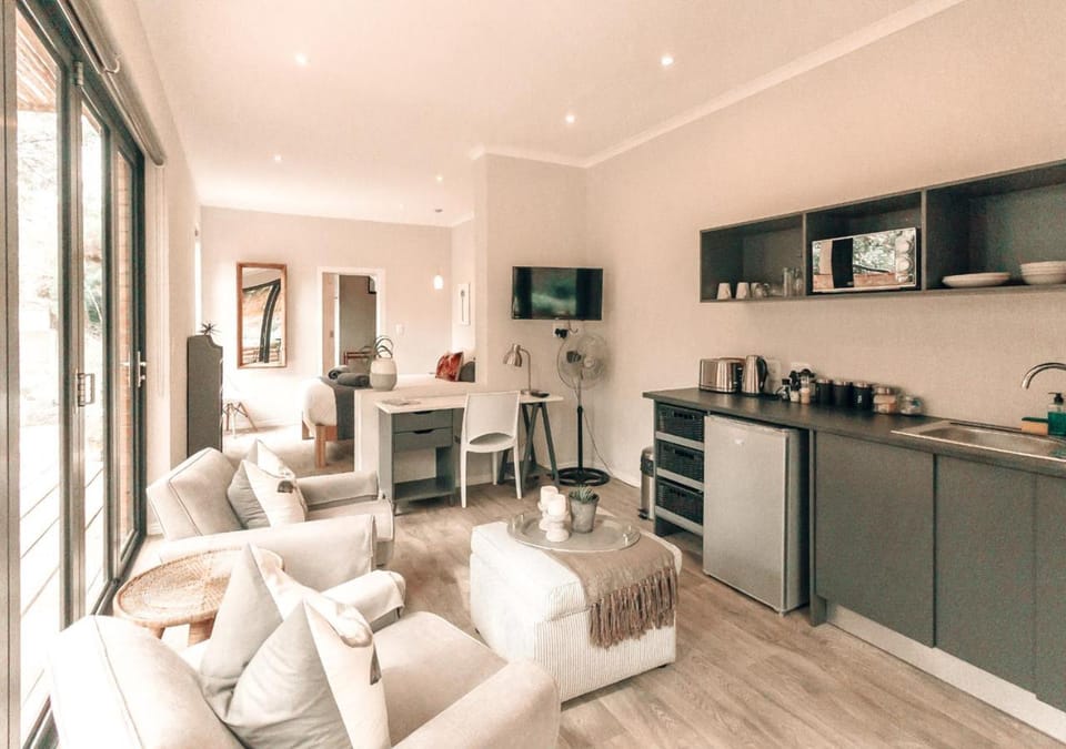Kitchen or kitchenette, Living room, Photo of the whole room, Dining area, Bedroom