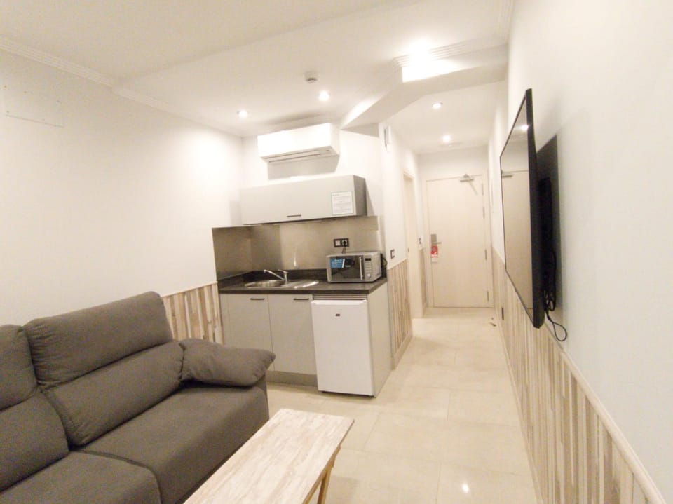 TV and multimedia, Kitchen or kitchenette, Living room, stove