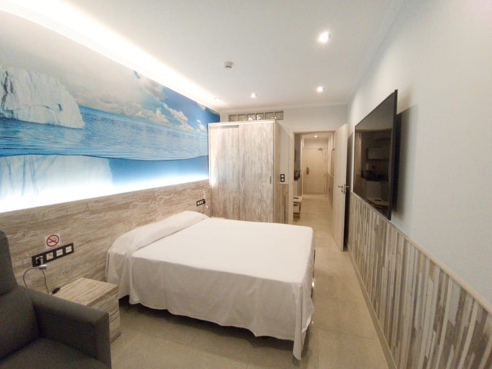 Bed, TV and multimedia, Photo of the whole room