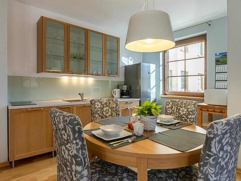 Kitchen or kitchenette, Dining area