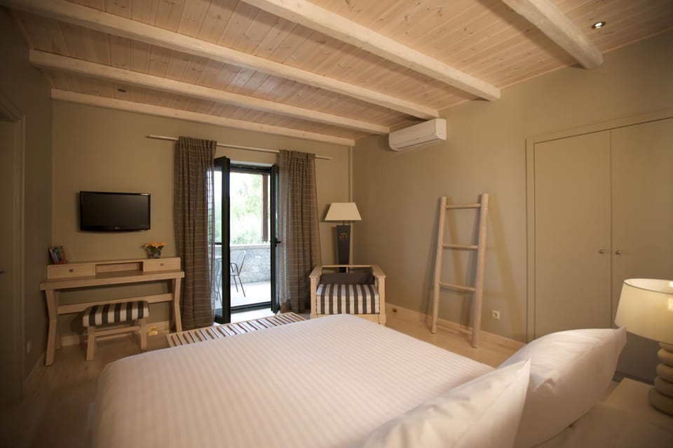 Bed, TV and multimedia, Photo of the whole room, Bedroom, hair dresser, air conditioner