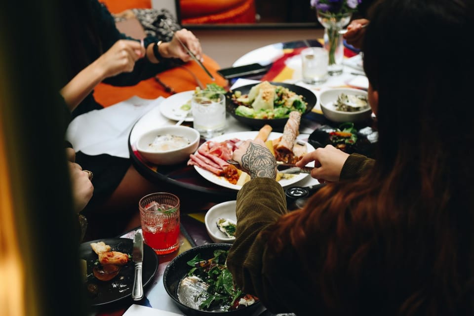 Restaurant/places to eat, People, Food and drinks, group of guests