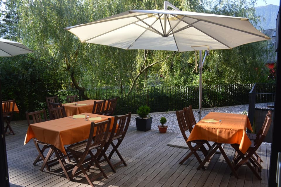 Restaurant/places to eat, Balcony/Terrace