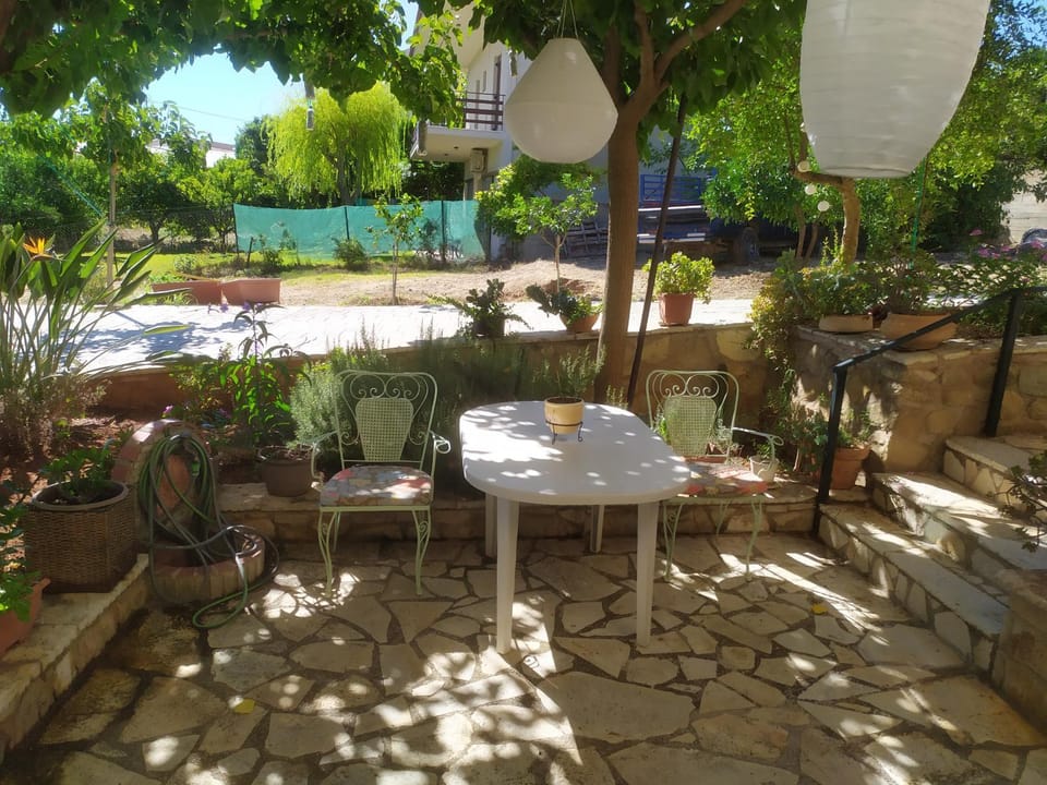 Spring, Day, Garden, Dining area, Garden view