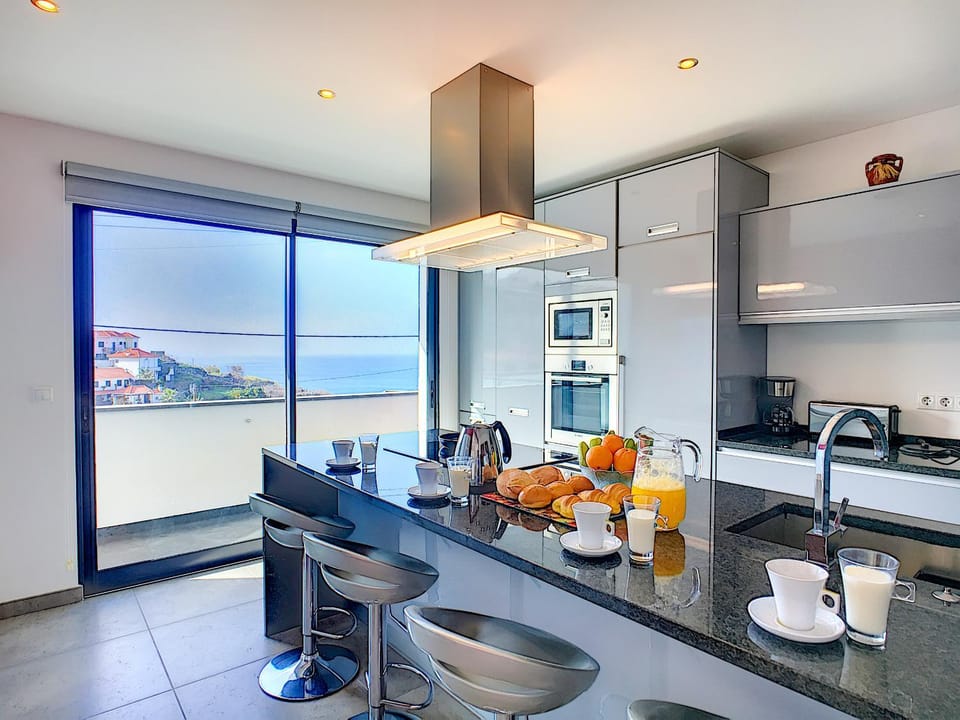Kitchen or kitchenette, Sea view