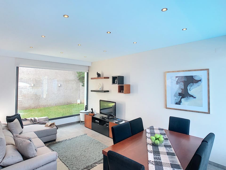 Living room, Seating area, Dining area