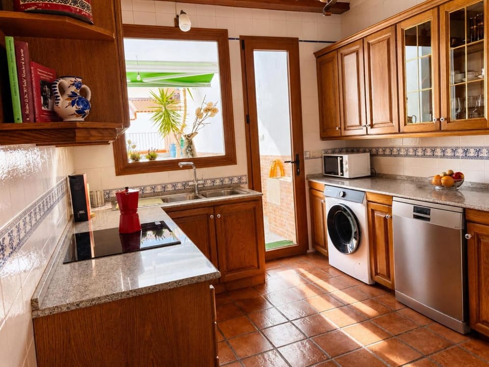 Kitchen or kitchenette, Garden view, Garden view, Quiet street view, dishwasher, minibar, oven, pet friendly, stove, toaster, washing machine
