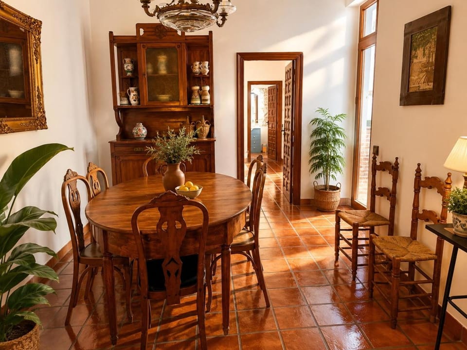 Living room, Seating area, Dining area, Garden view, Garden view, Street view