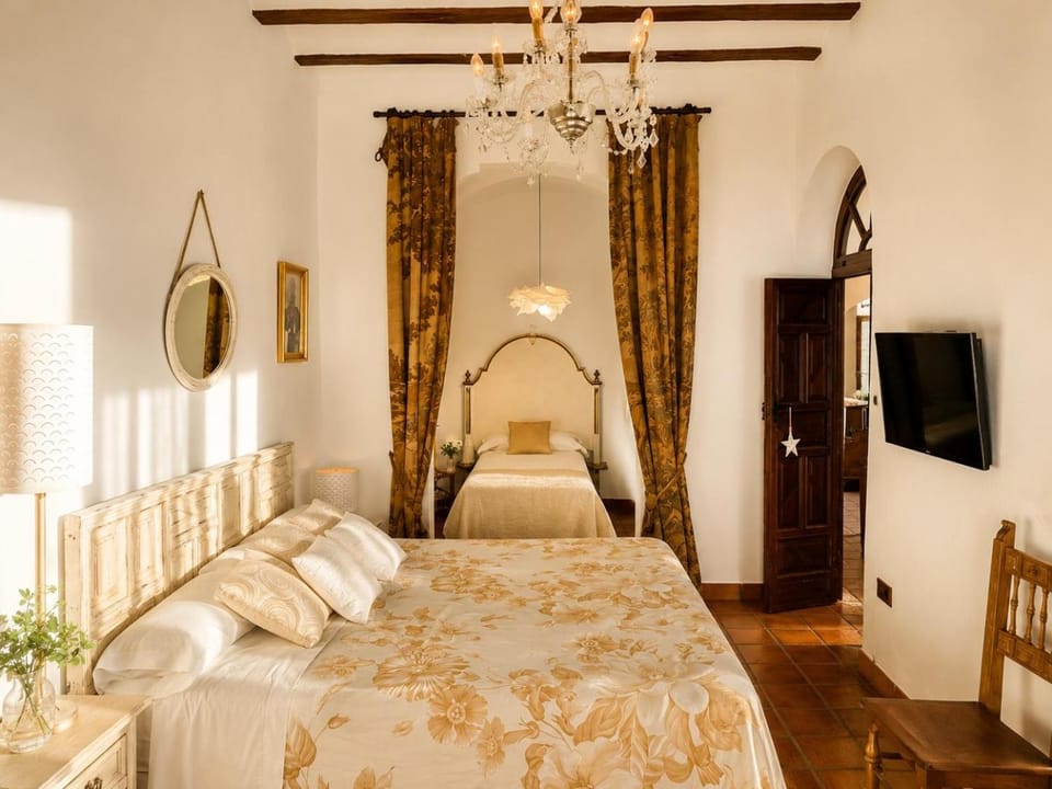 Communal lounge/ TV room, Bed, TV and multimedia, Photo of the whole room, Bedroom, Quiet street view