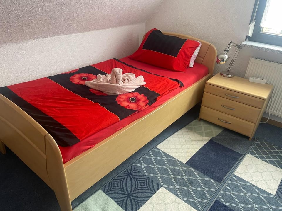 Property building, Bed, Coffee/tea facilities, Photo of the whole room, Bedroom, Parking, towels