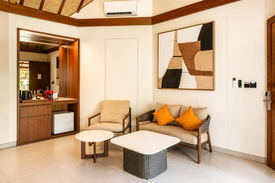 Kitchen or kitchenette, Living room, Seating area, minibar, air conditioner
