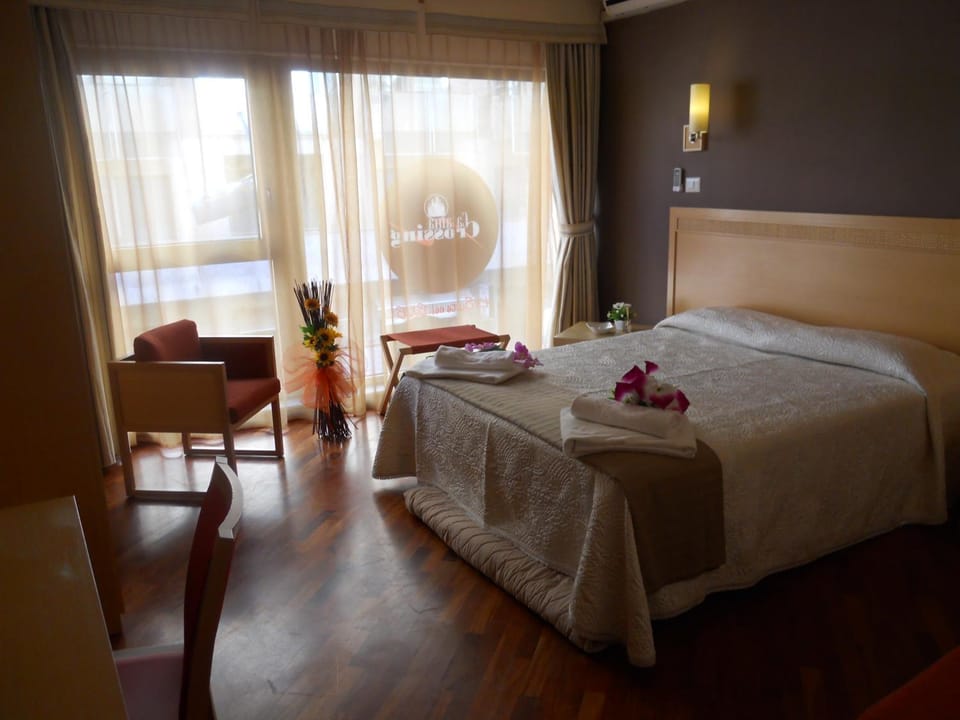 Photo of the whole room, Decorative detail, City view
