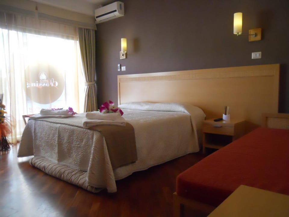 Bed, Photo of the whole room, Decorative detail