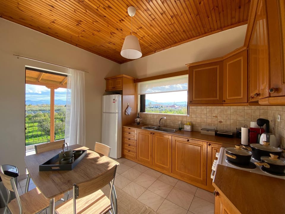 Natural landscape, Coffee/tea facilities, Kitchen or kitchenette, Dining area, Mountain view, dishwasher, pet friendly