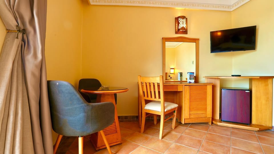 Communal lounge/ TV room, TV and multimedia, Kitchen or kitchenette, Living room, Seating area, Dining area, Evening entertainment, Bedroom, furniture, minibar, oven
