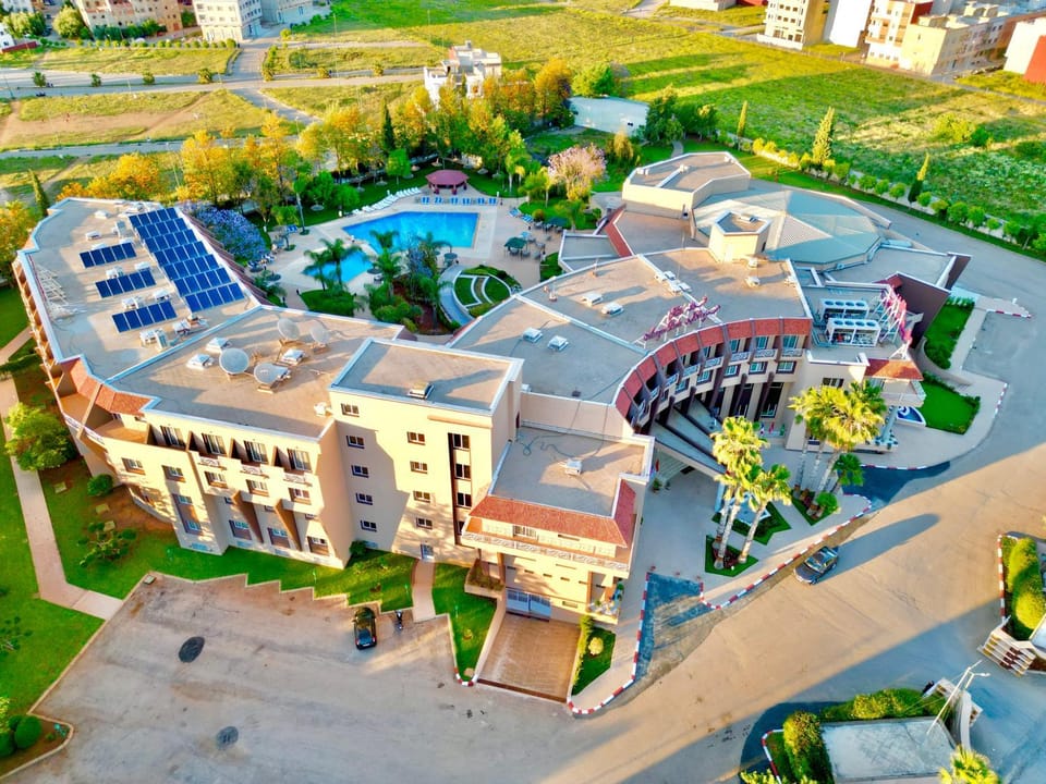 Property building, Facade/entrance, Day, Neighbourhood, Natural landscape, Bird's eye view, BBQ facilities, Solarium, View (from property/room), View (from property/room), Balcony/Terrace, Balcony/Terrace, City view, Pool view, Street view, Swimming pool, Location, Parking