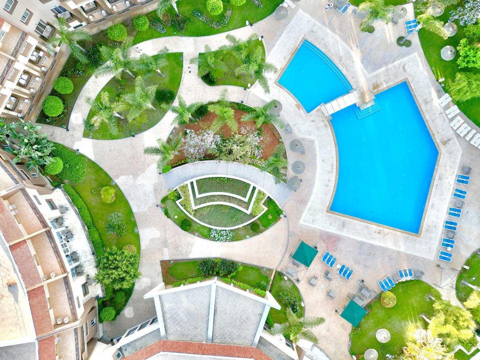 Property building, Day, Natural landscape, Bird's eye view, Garden, Garden, Solarium, Garden view, Garden view, Pool view, Swimming pool