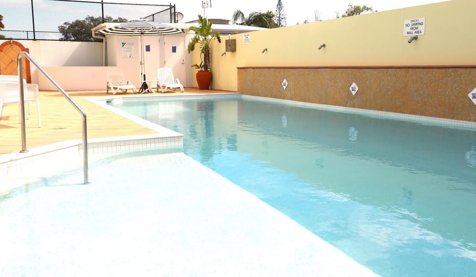 Day, Swimming pool