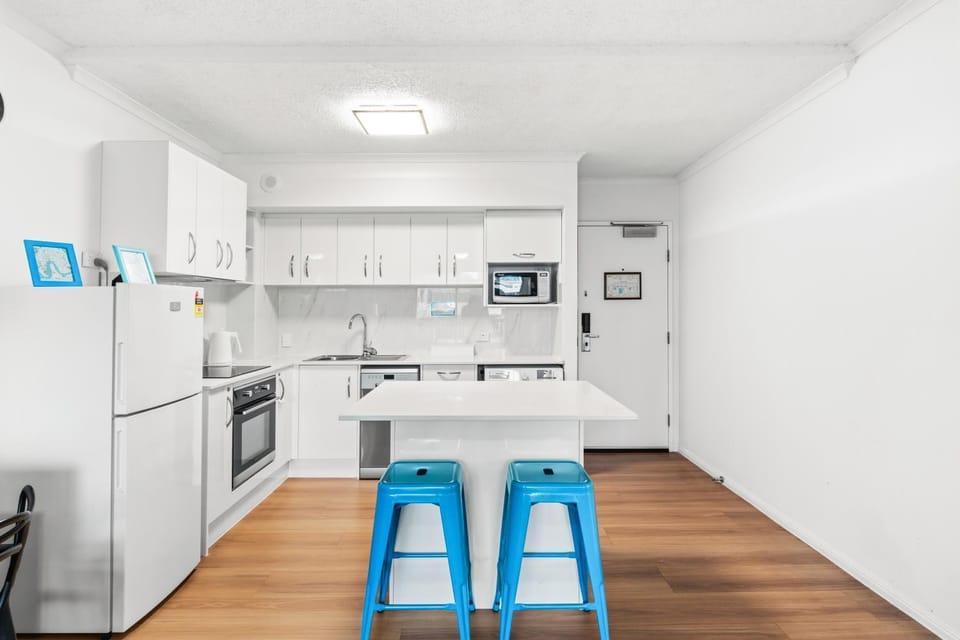 Kitchen or kitchenette, Dining area, dishwasher, minibar, oven, stove, toaster