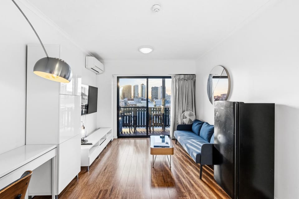 Communal lounge/ TV room, Bed, TV and multimedia, Living room, Photo of the whole room, Seating area, Evening entertainment