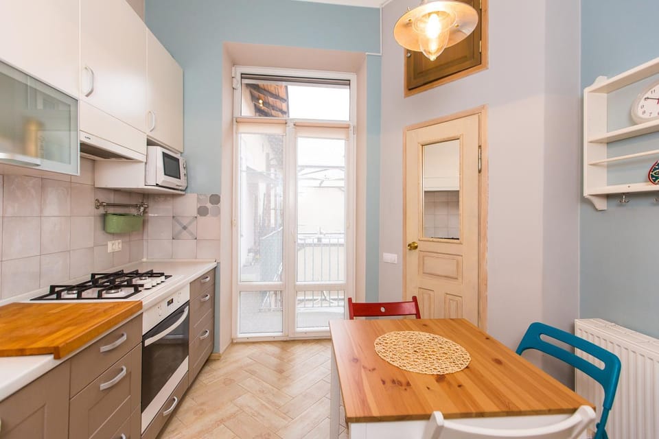 Kitchen or kitchenette, Dining area