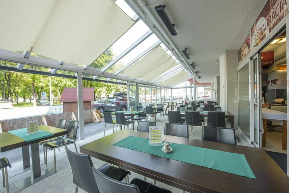 Restaurant/places to eat, Balcony/Terrace, Meals