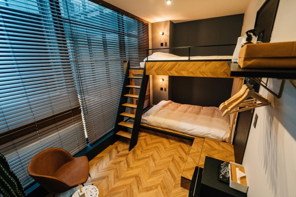 Bedroom, bunk bed