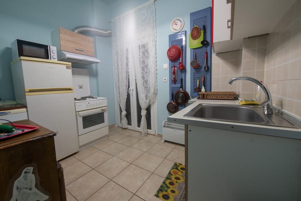 Kitchen or kitchenette, washing machine, kitchen