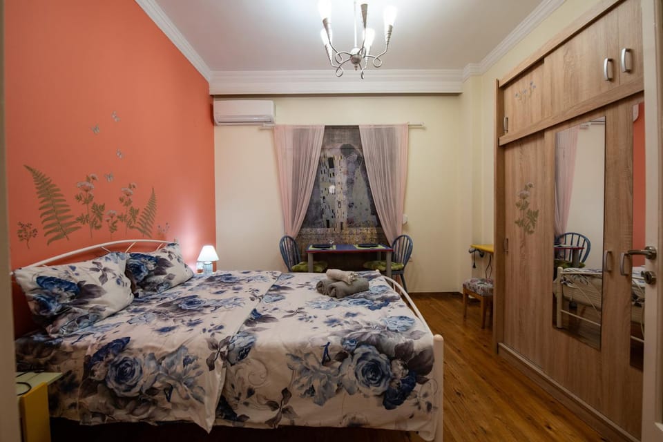 Bed, Dining area, Bedroom, wardrobe