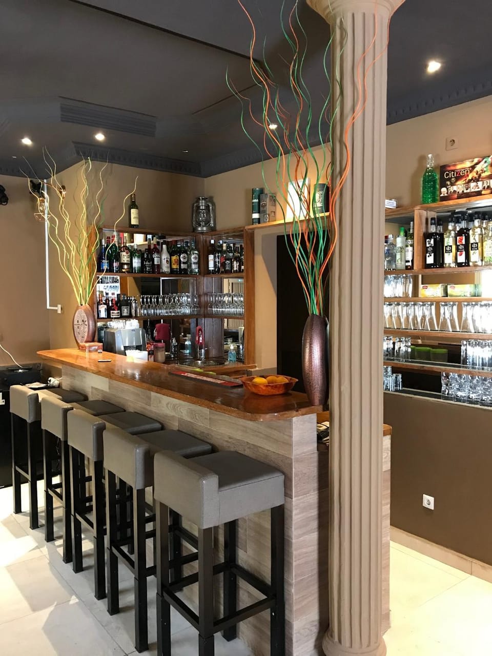 Restaurant/places to eat, Lounge or bar