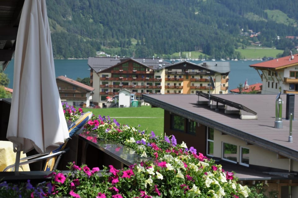 Balcony/Terrace, Lake view, Mountain view