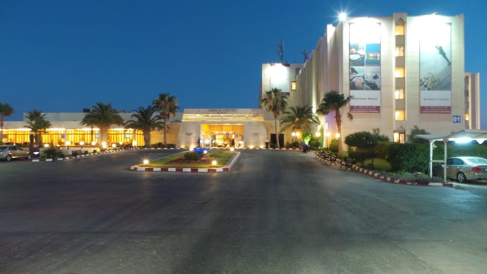 Facade/entrance, Area and facilities