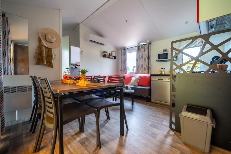 Living room, Dining area, air conditioner