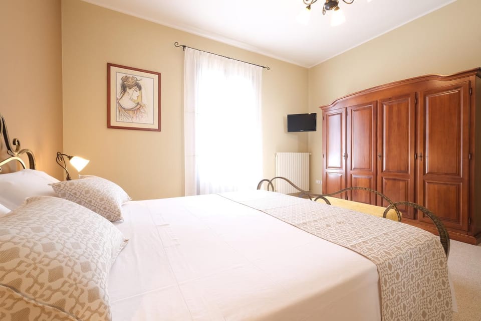 Bed, TV and multimedia, Photo of the whole room, Bedroom, wardrobe