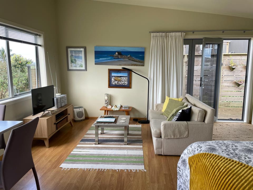 Bed, Living room, Seating area, Evening entertainment